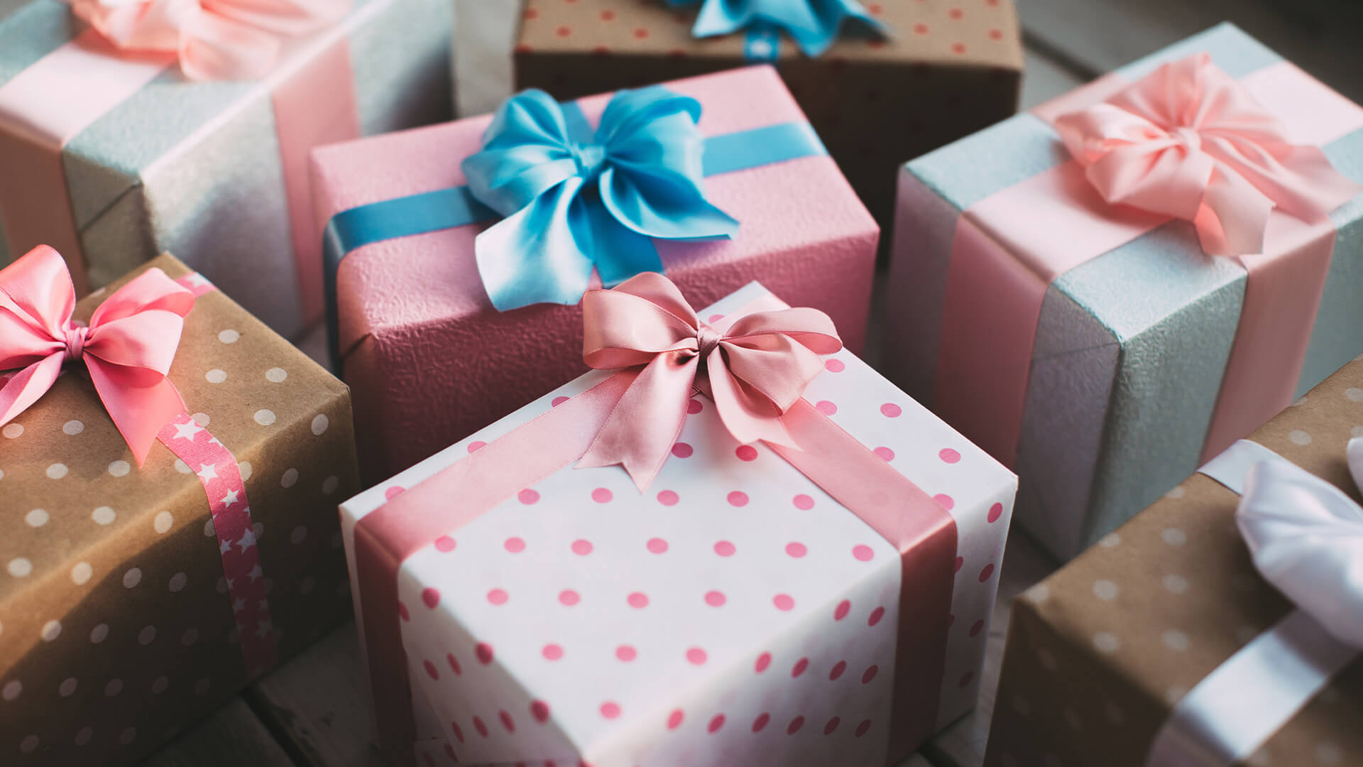 用粉红色和蓝色的礼品包装和丝带整洁包裹的盒子