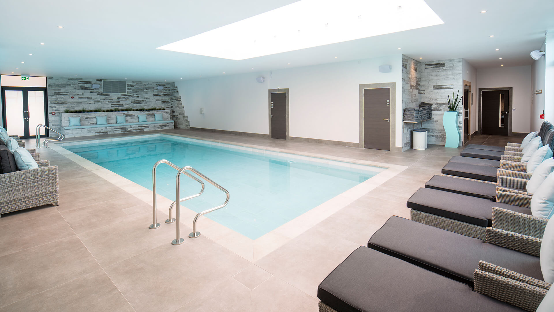 客人可以在十二米长的室内温水游泳池放松，并从专家的治疗师享受护理。