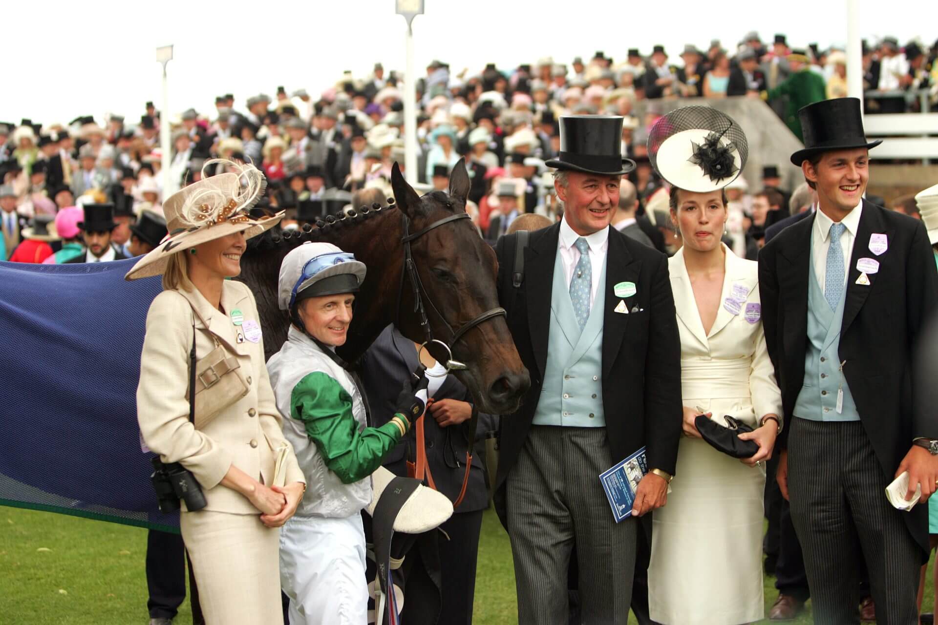 在皇家Ascot赢得加冕股（Credit RacingFotos）后与Roxburghe和家人的公爵和家人的吸引力