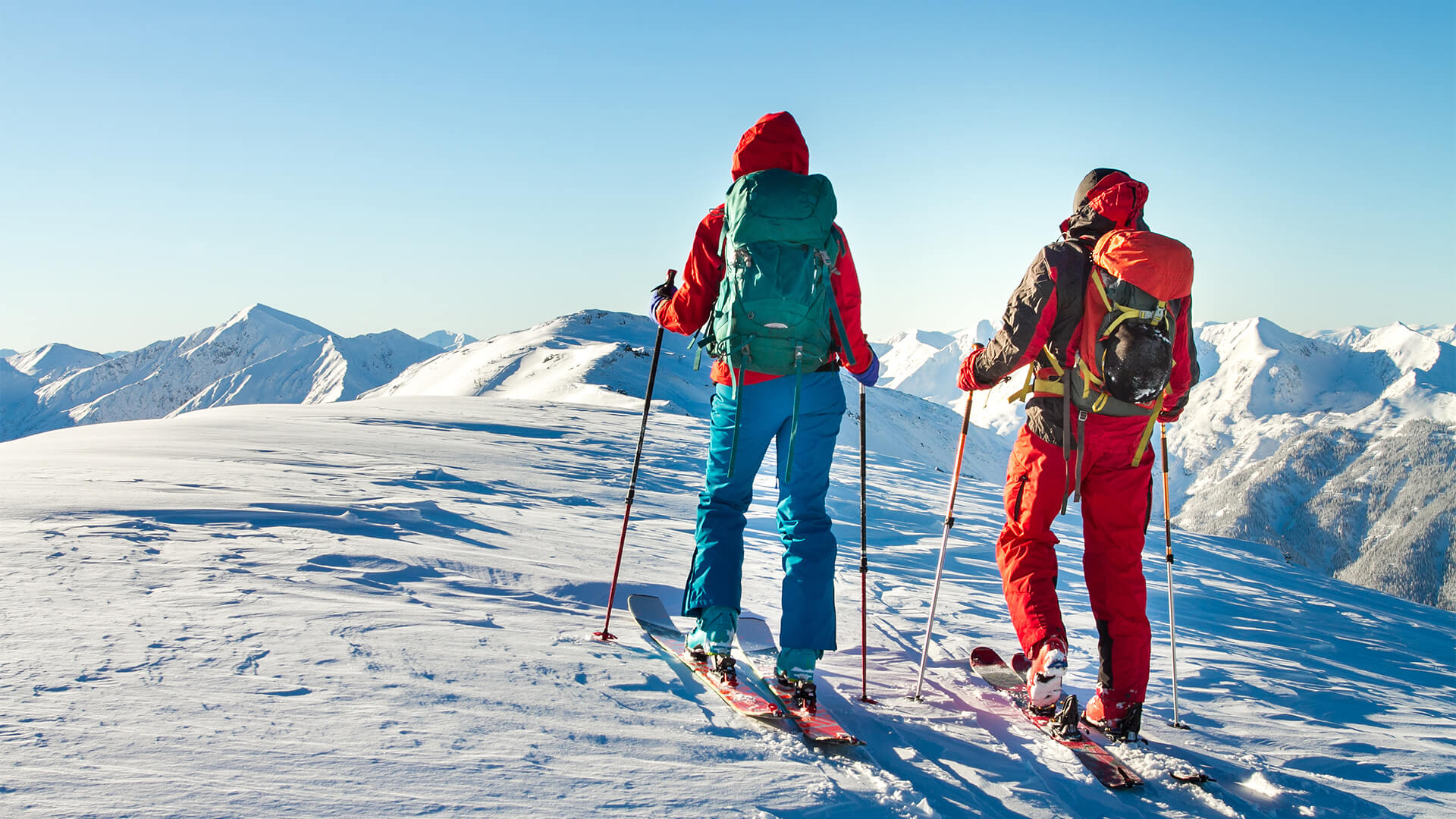 两个人越野滑雪