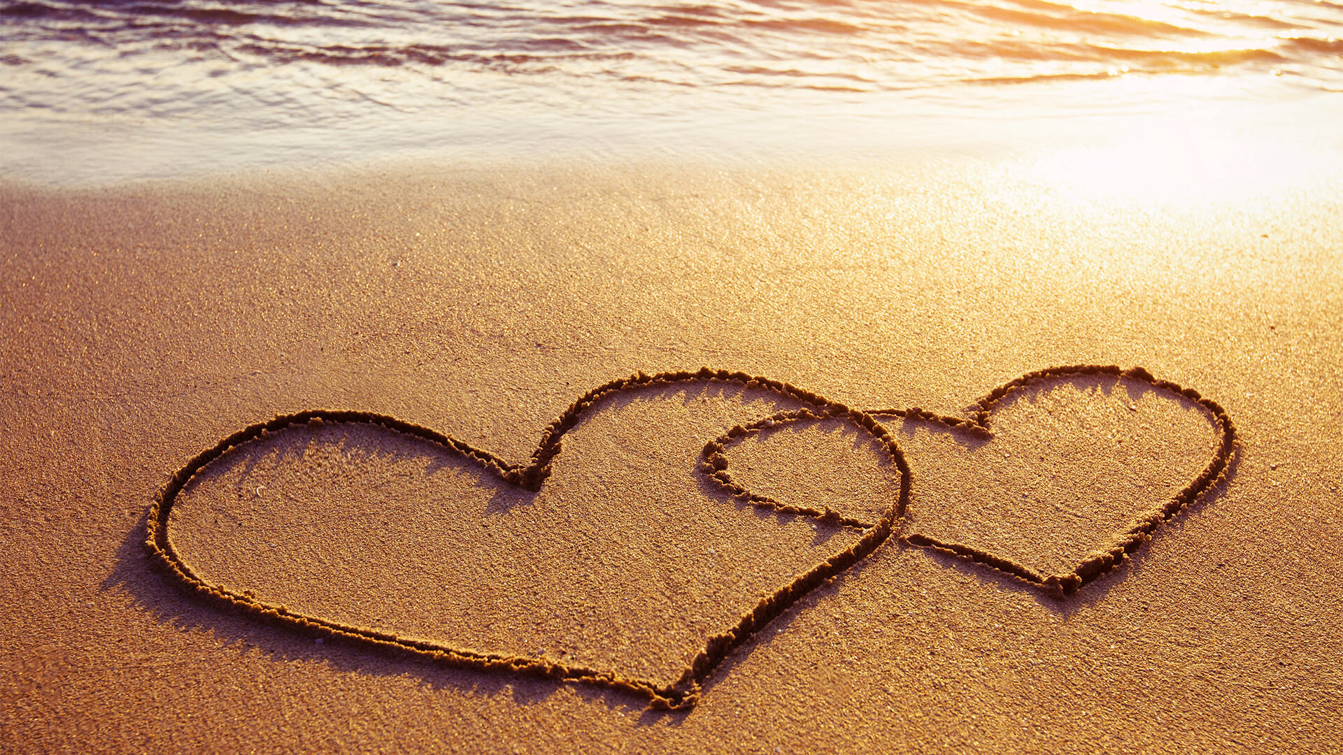 在海滩的沙子画的心脏