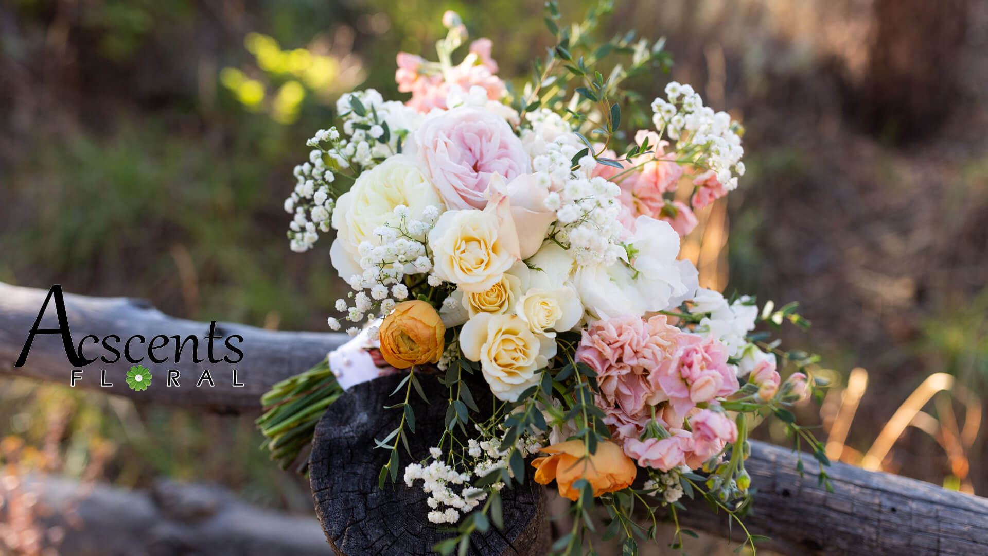 婚礼花束，白色，黄色。和粉红色的花。上升的花卉徽标在左侧